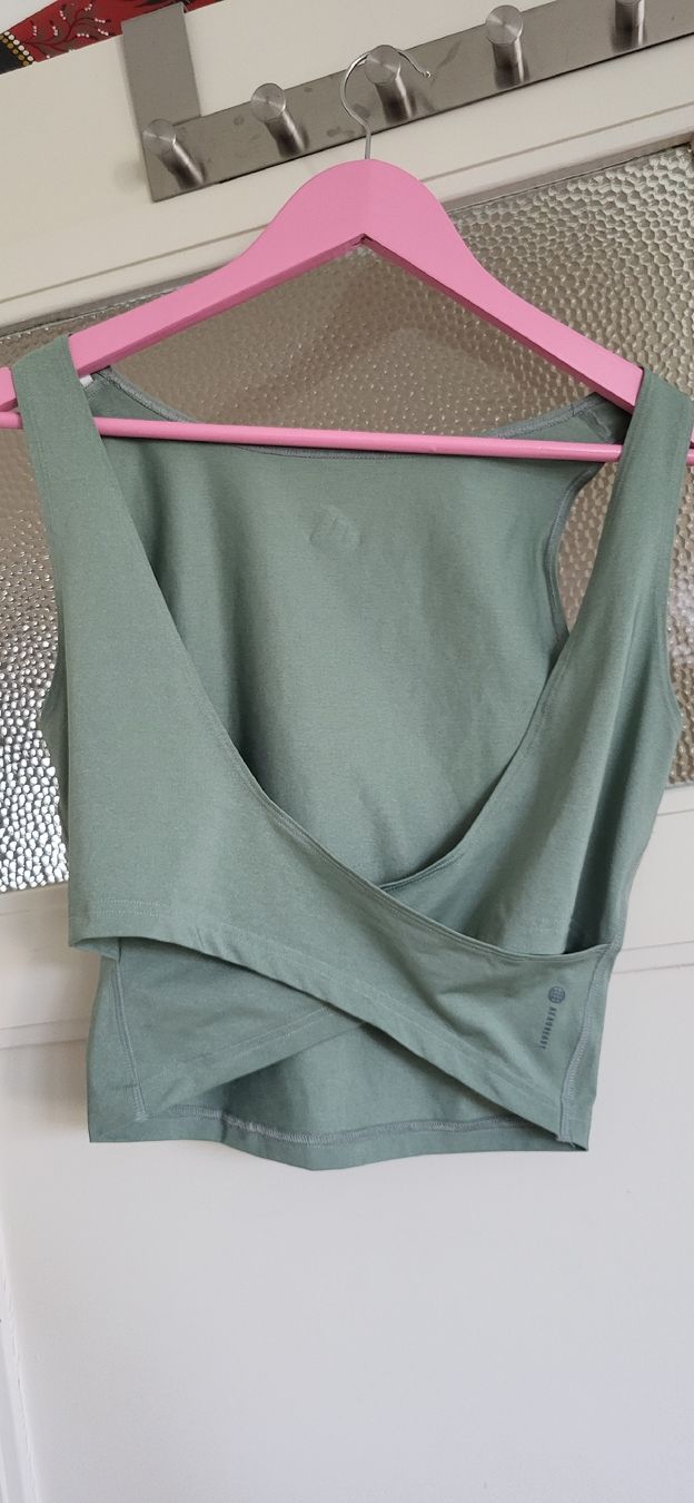 Adidas Top: Adidas Rückenfreies Fitnesstop – Usato da Olten venduto da Greenbaglady 1