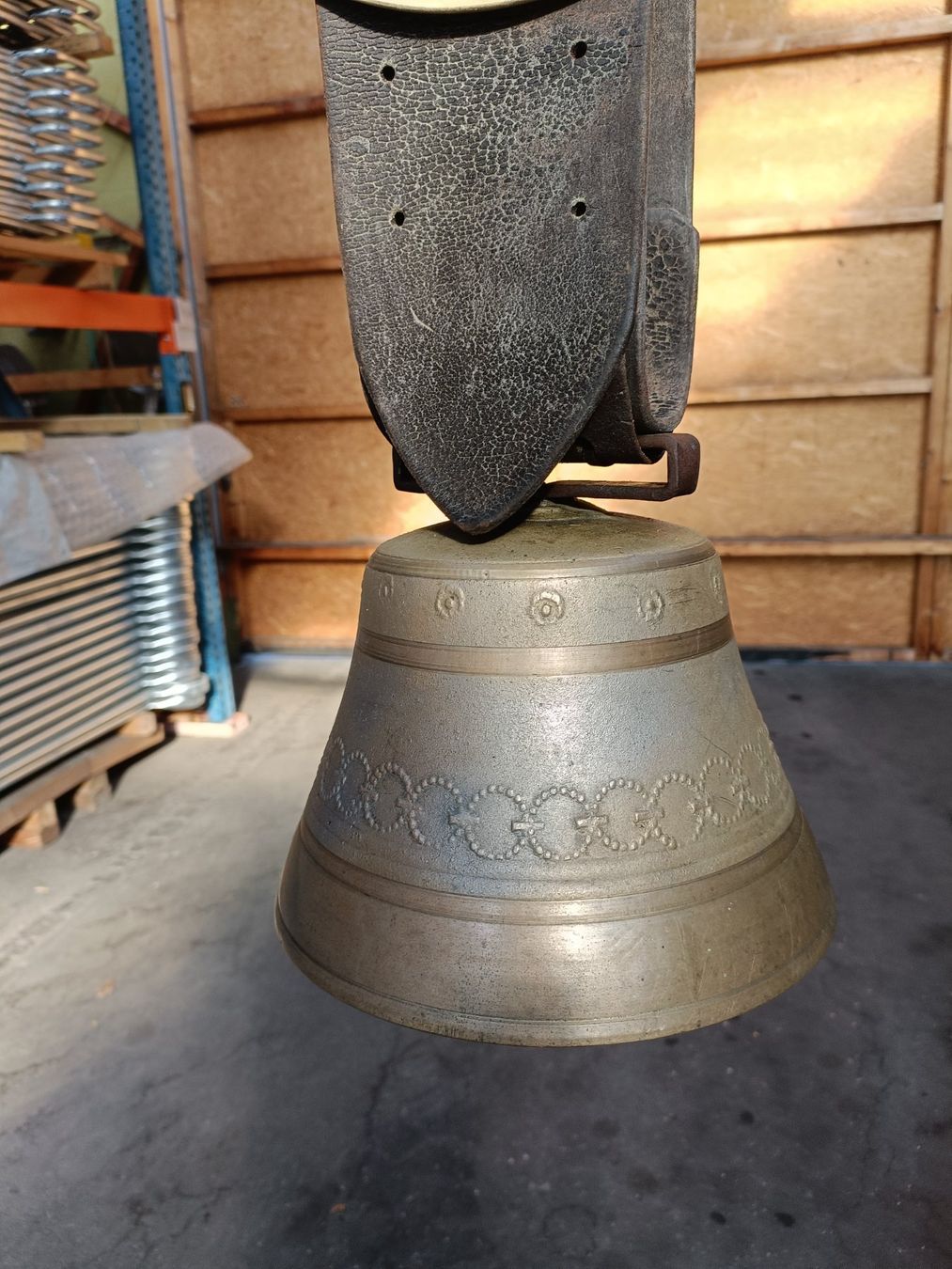 Campanacci mucche: Alte Glocke mit Schweizer Kreuz. – Usato da Däniken SO venduto da Osysseas 2