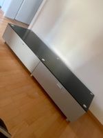 Hochwertiges TV-/HiFi-Lowboard mit schwarzer Glasplatte