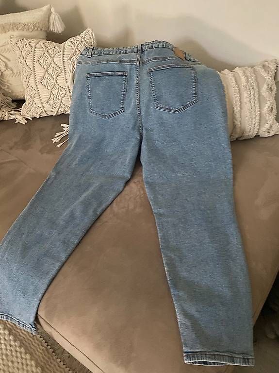 Jeans: Vendesi jeans donna nuovi – Usato da Novazzano venduto da sol_vk8x 1