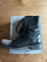 Coole schwarze Lederstiefel