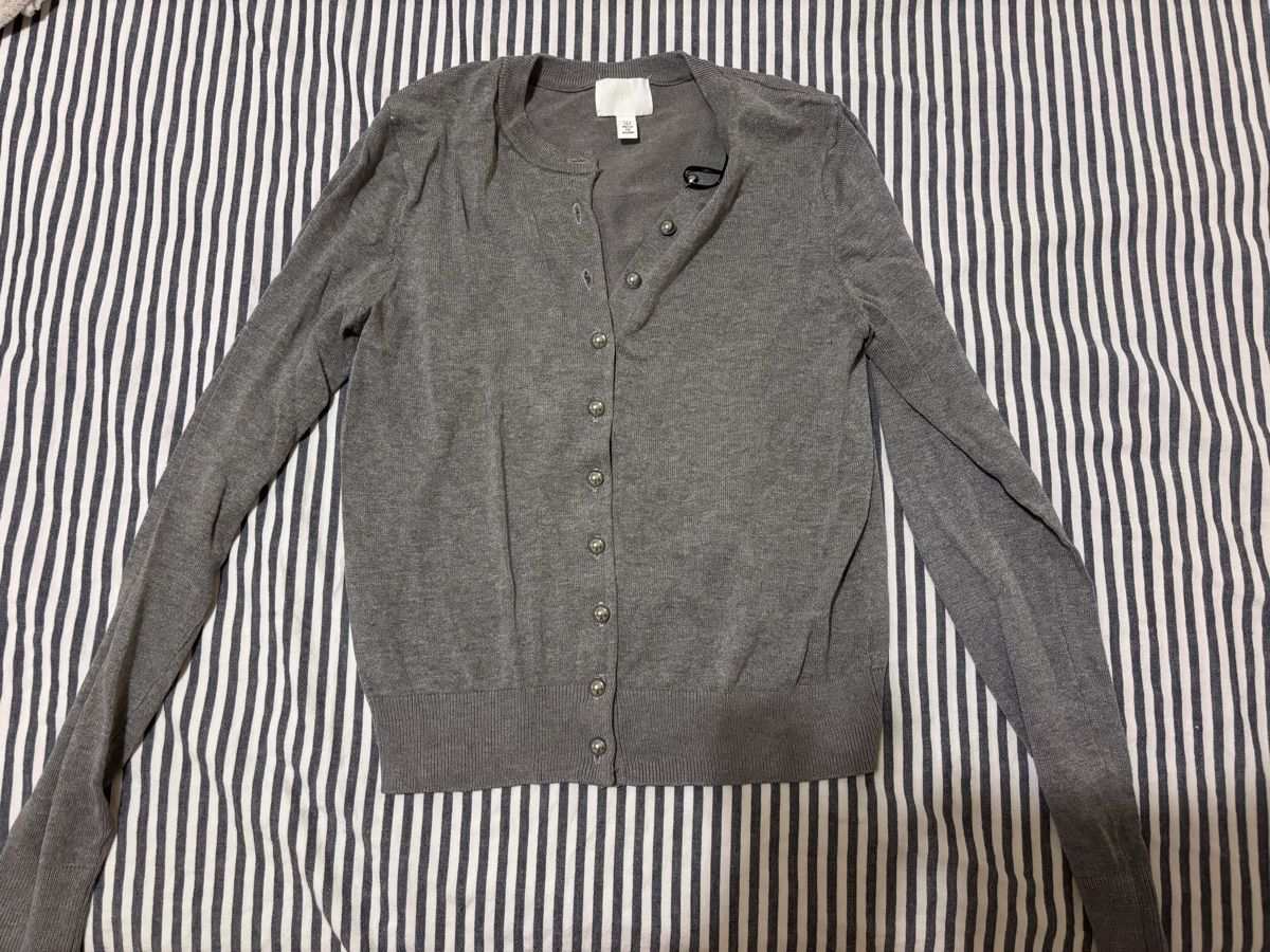 H&M Pullover & Sweatshirts: Cardigan grigio con bottoni argento  – Neu (gemäss Beschreibung) aus Zürich von mat_58mf 2