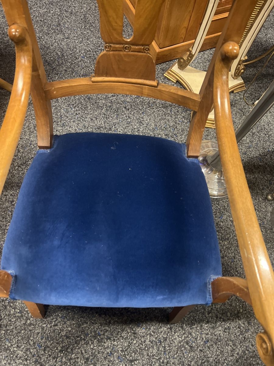 Chaises: Antiker Nussbaum Stuhl mit blauem Samtbezug – D'occasion à Rorschach par TrendyDeals 3