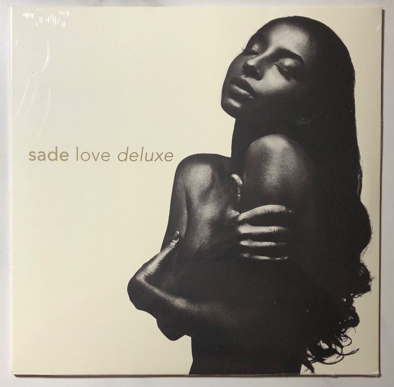 Dischi in vinile: SADE - LOVE DELUXE – Nuovo e nell'imballaggio originale da Poliez-Pittet venduto da Newtown-Records