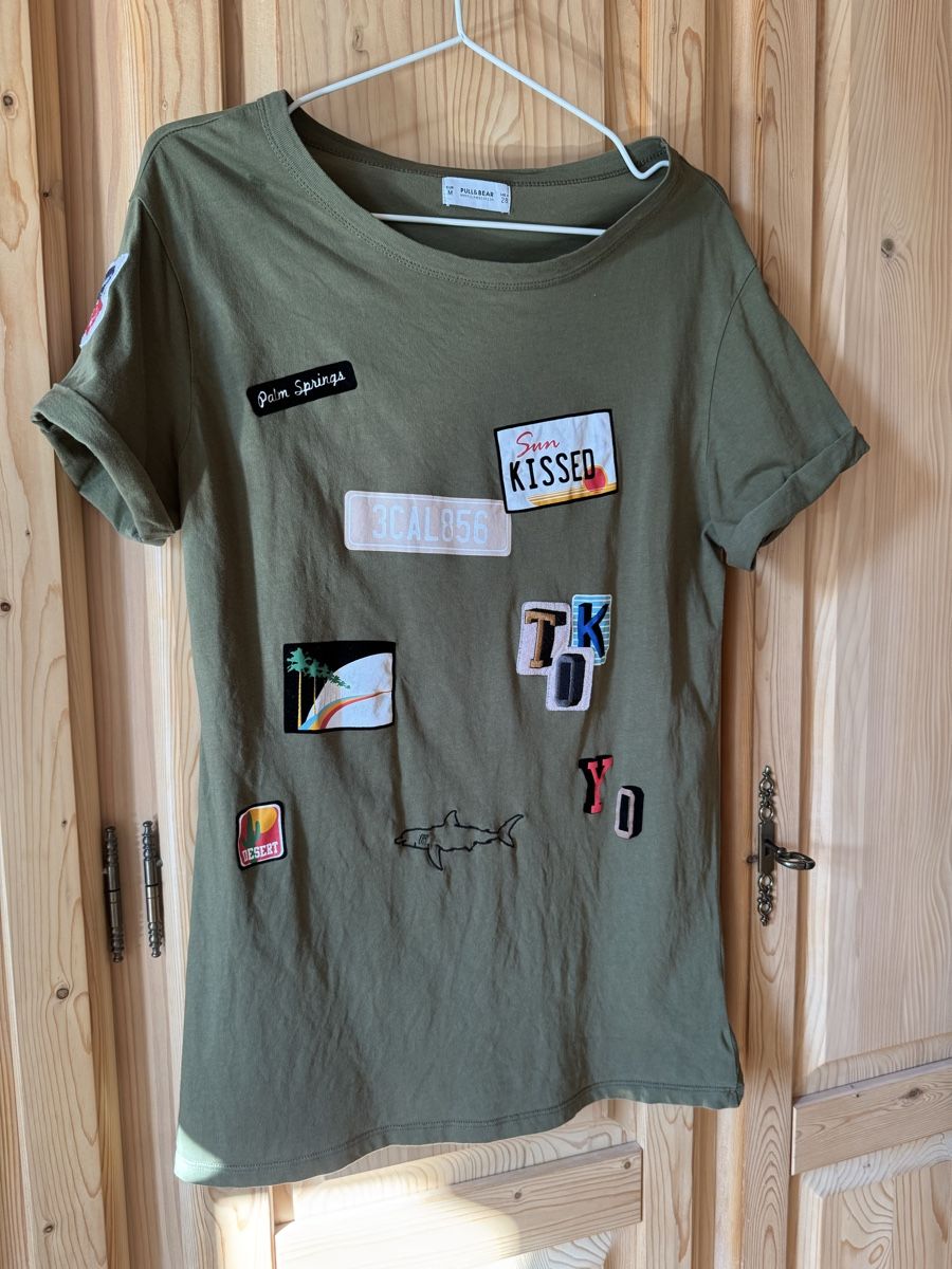 Pull&Bear T-Shirts: Pull&Bear Shirt, Olivgrün mit Patches, Grösse M – Gebraucht aus Hergiswil NW von kaufe_bei_kaufmann