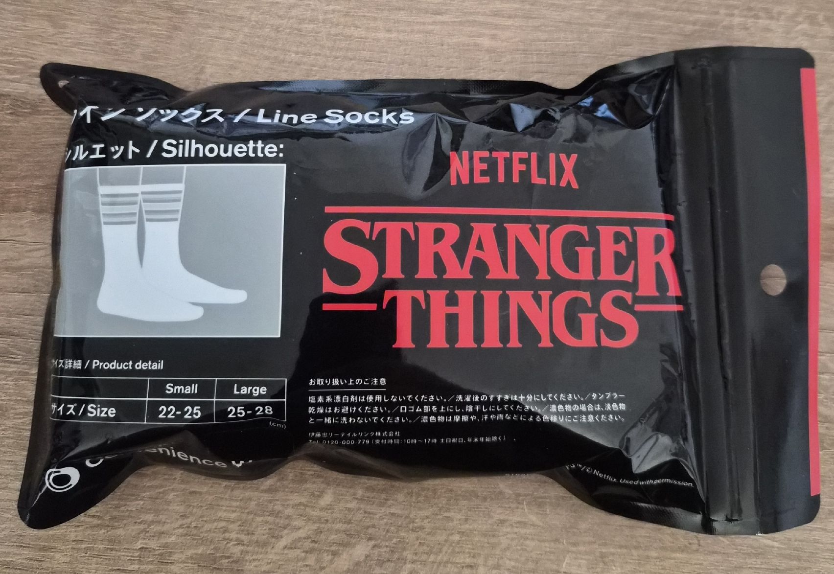 Calze: Family Mart chaussette edition Stranger Things – Nuovo e nell'imballaggio originale da La Chaux-de-Fonds venduto da 3pod