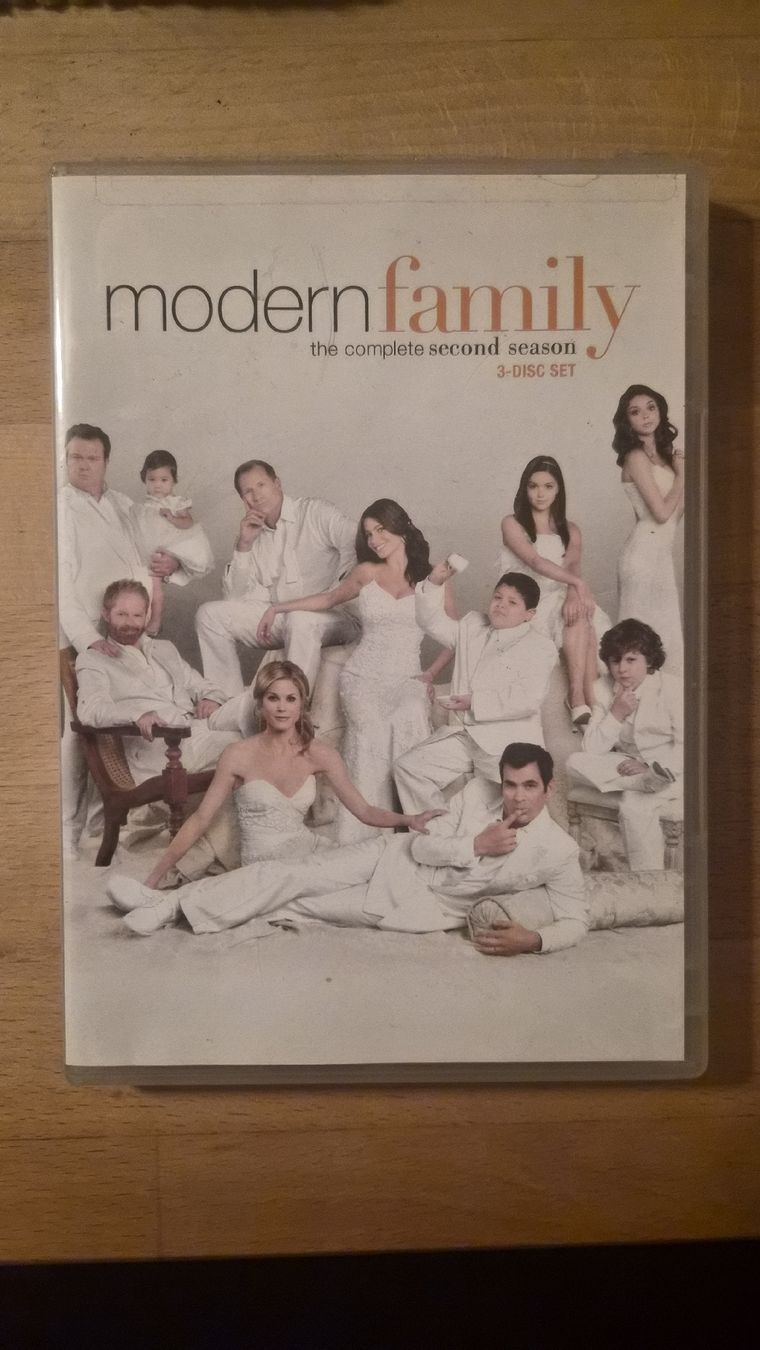 Alle DVDs: DVD Modern family – Gebraucht aus Schwerzenbach von rmv_h9yn