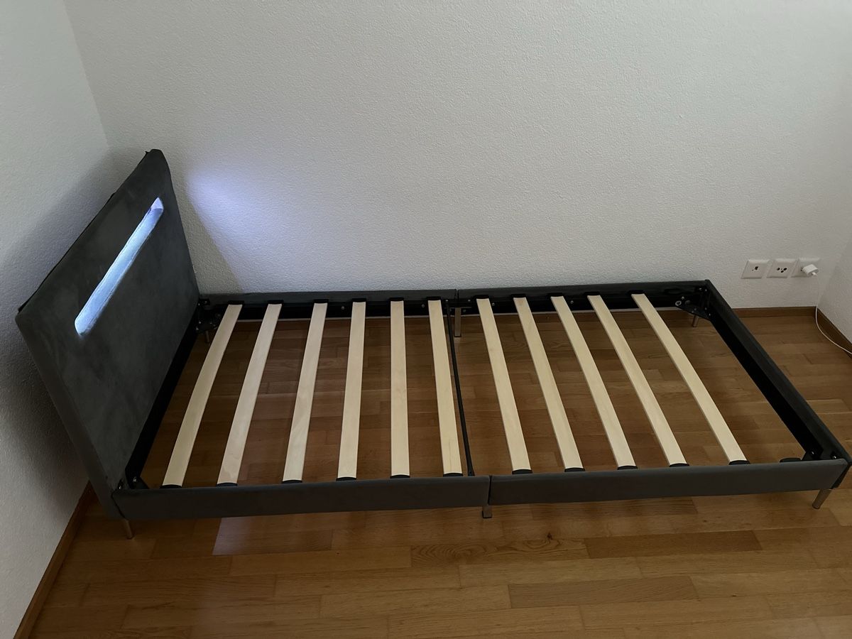 Letti: Graues Bettgestell mit Lattenrost und LED Licht – Nuovo (secondo la descrizione) da Bettlach venduto da Kvety 3