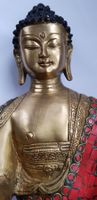 Buddha Bronze mit Korallensteinen belegt