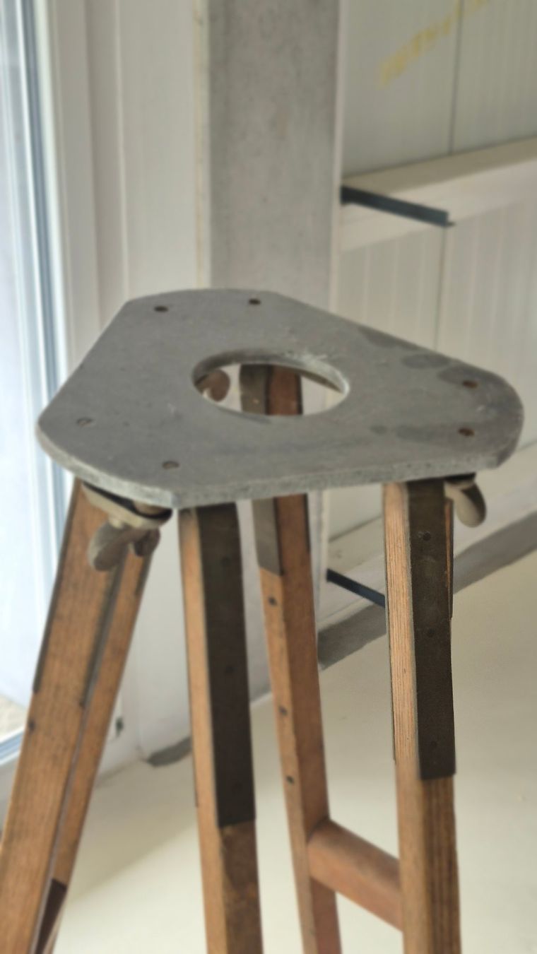 Treppiedi & Teste: Antikes Geometer-Stativ, Massivholz – Usato da Trimmis venduto da Florianschlumpf