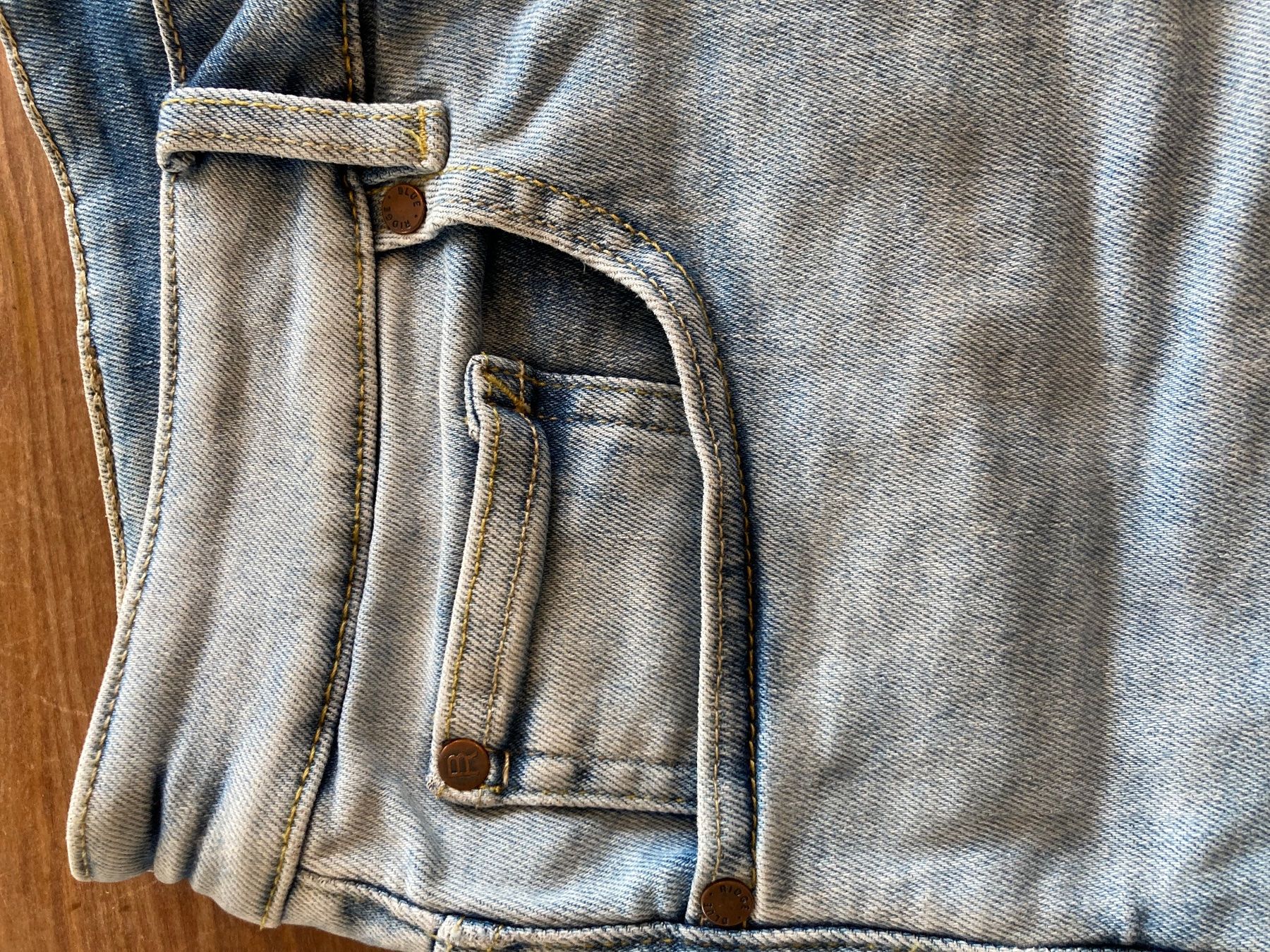 Jeans: Hellblaue Jeans-Shorts W31/L31 – Usato da Lostorf venduto da Gavia 1
