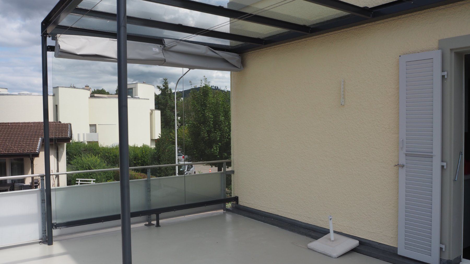 Unterstände: Sitzplatzüberdachung Glas/Metall mit Sonnen- und Windschutz – Gebraucht aus Ostermundigen von brechi3072 5