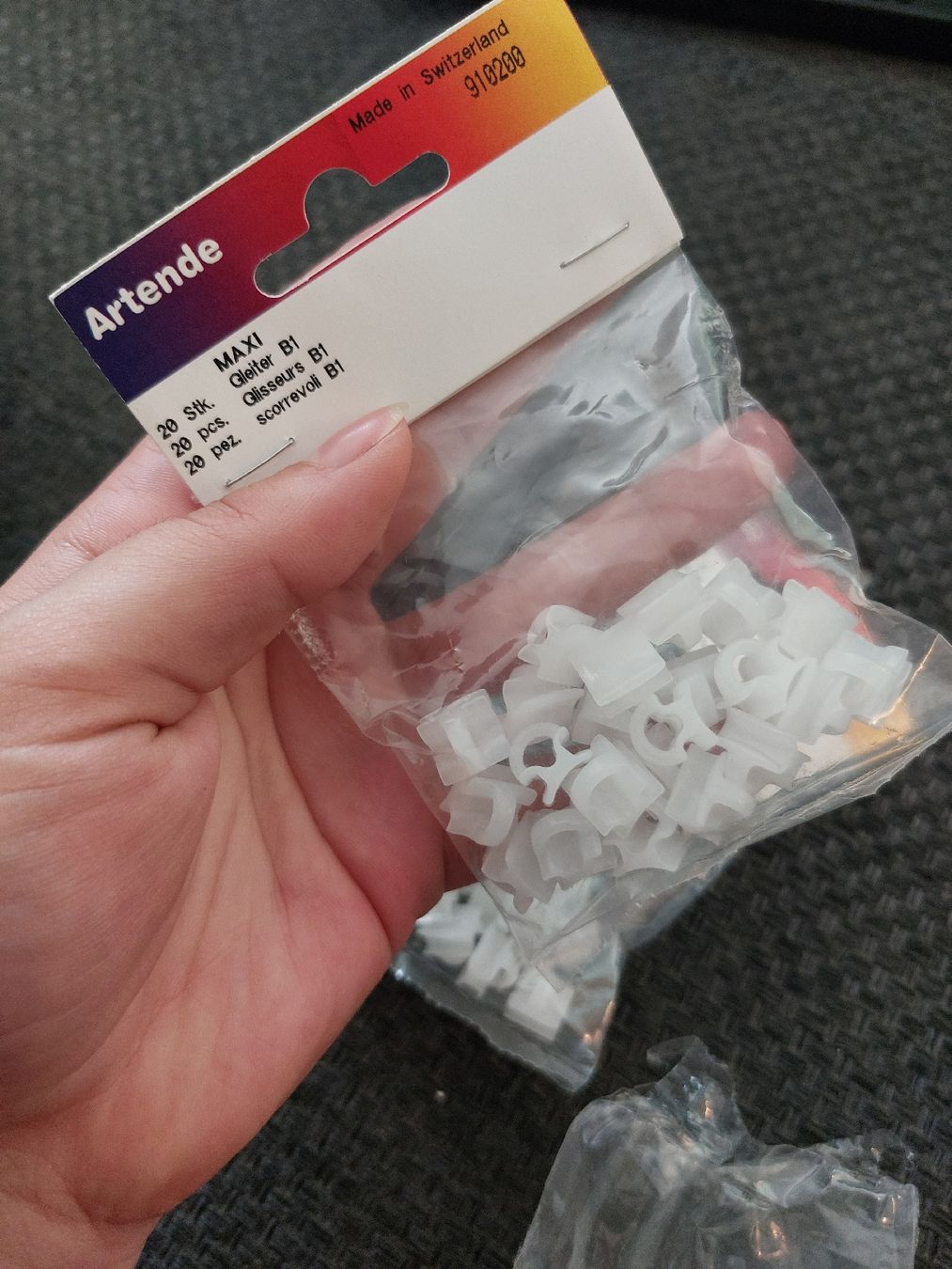 Sonstiges für Haushalt & Wohnen: 40 Vorhang Gleiter mit Ösen plastik – Neu und originalverpackt aus Gwatt (Thun) von B.D.999 2