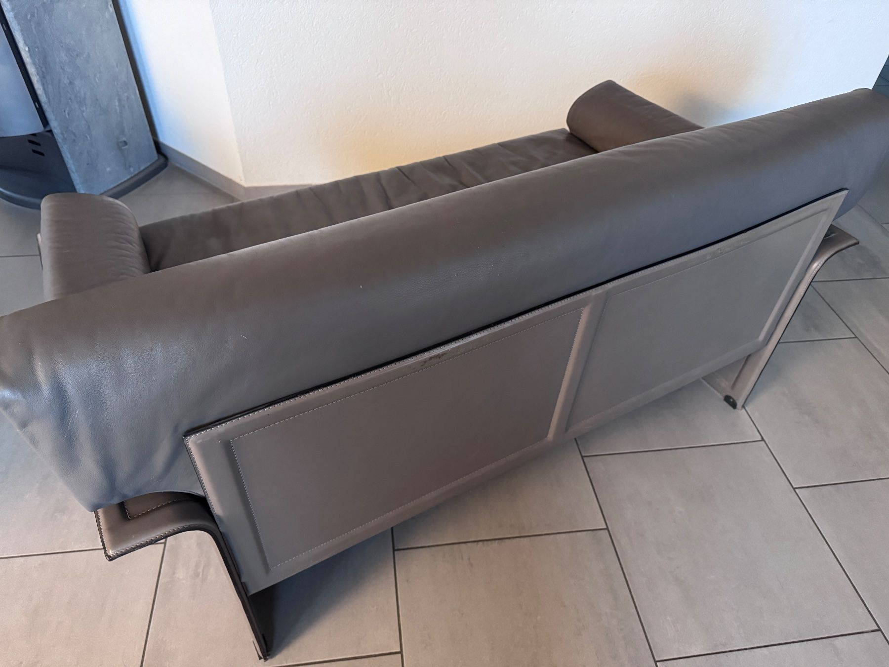 Matteo Grassi Sofas: Sofa Leder grau 2-Sitzer Matteo Grassi – Gebraucht aus Schneisingen von BaetschmannD 1
