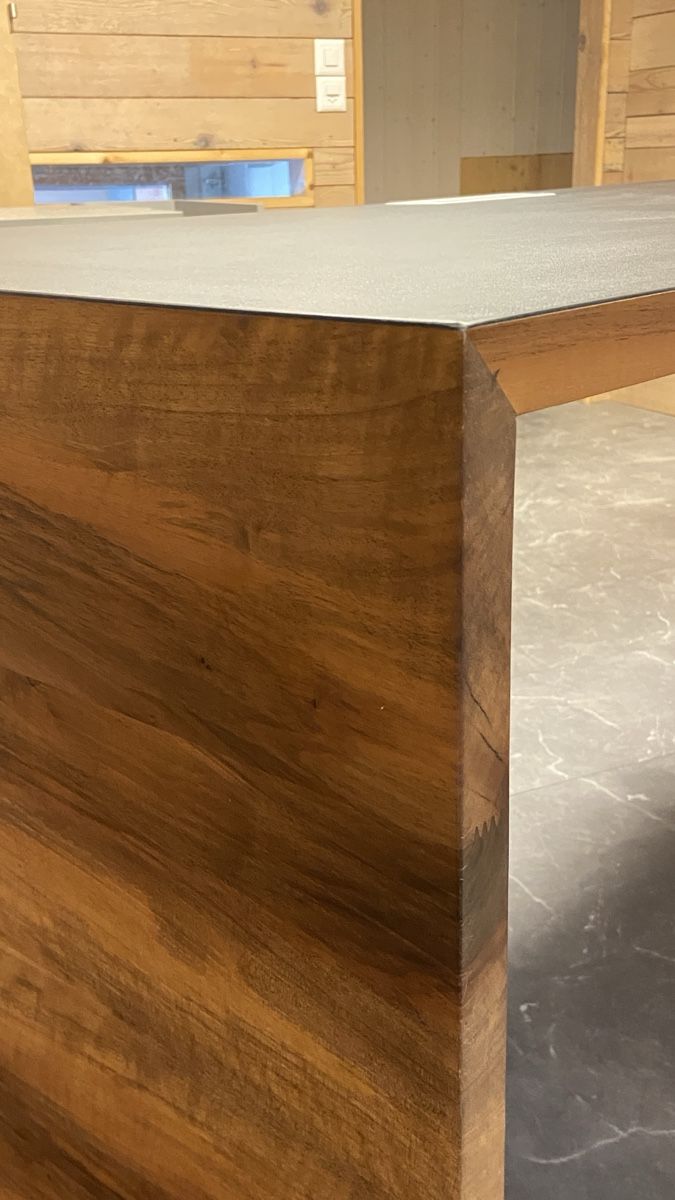 Scrivanie: Wunderschöner Bürotisch aus Nussbaum – Usato da Gurmels venduto da Schmuedi 2