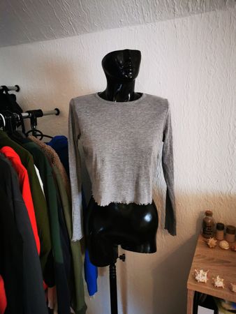 Graues Langarm-Shirt mit Fransensaum