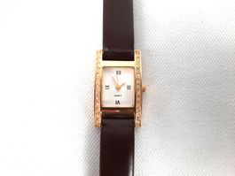 Rechteckige Damen Uhr mit Srassbesatz
