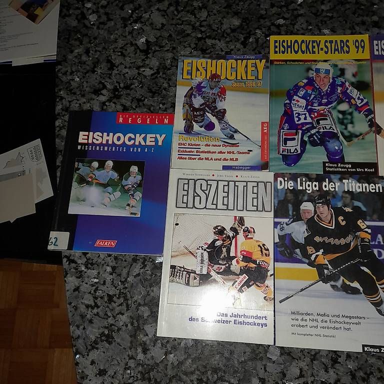 Libri: Diverse Eishockey Bücher – Usato da Cham venduto da vento9 2
