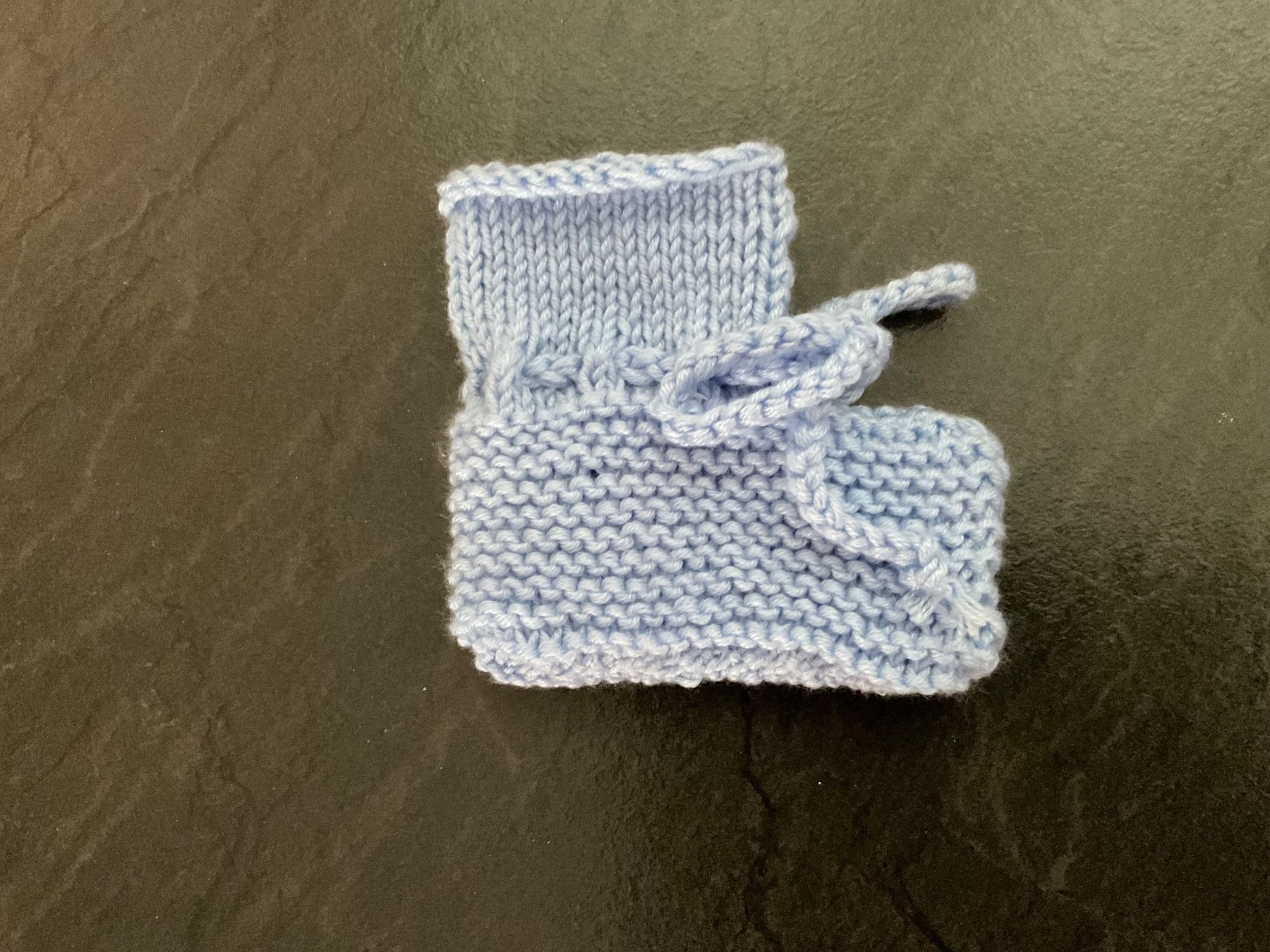 Calze per bambini: Handgestrickte Babyfinkli Hellblau – Nuovo (secondo la descrizione) da Wetzikon ZH venduto da FeeF 1