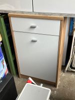 Möbel klein, weisse Front, braune Einfassung, Schublade/Türe