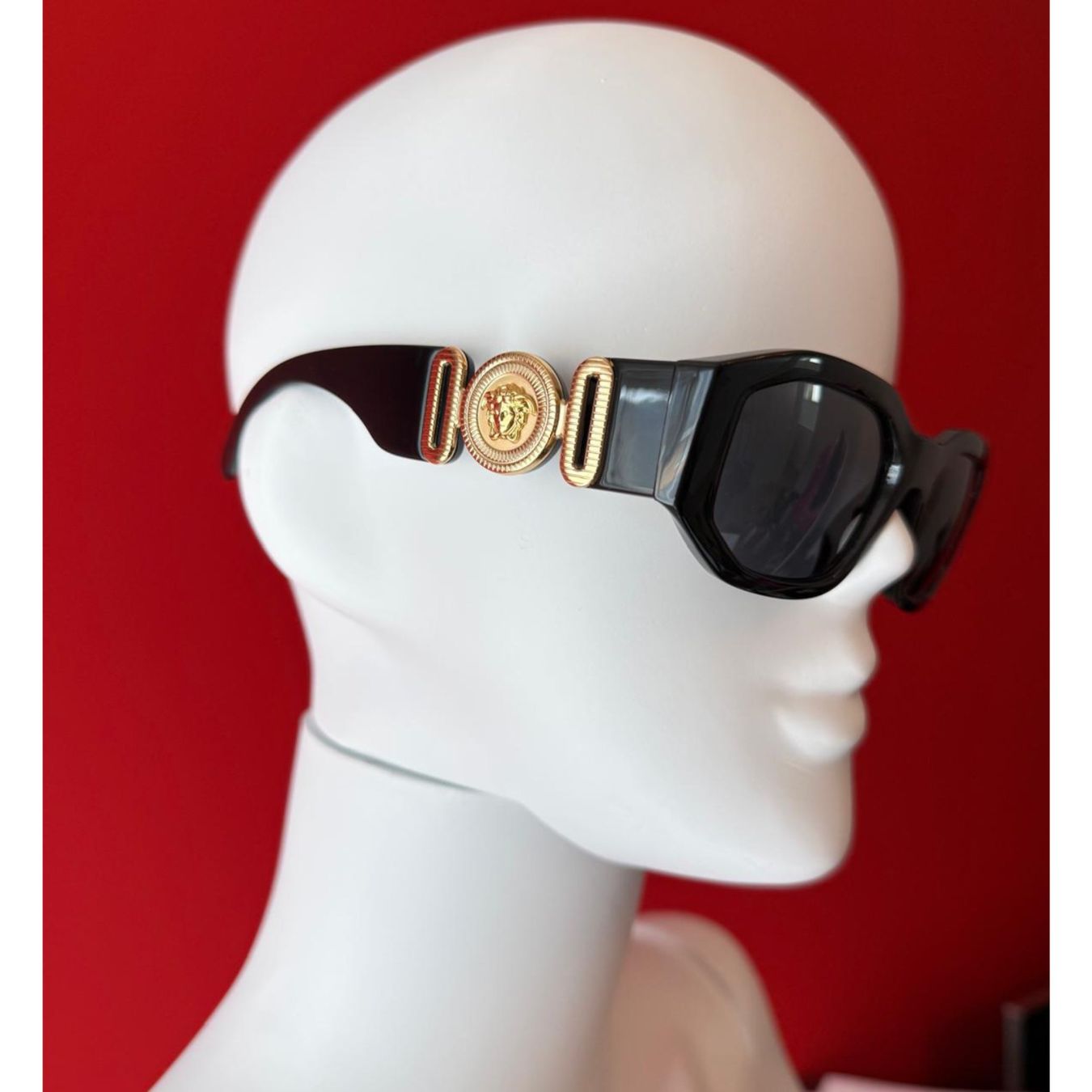 Versace Occhiali & Lenti: Versace Sonnenbrille mit Logodetails – Nuovo (secondo la descrizione) da Oberarth venduto da SSS. 3
