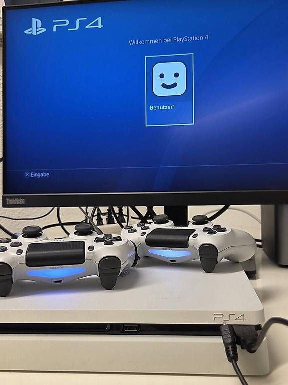 Console: PS4 Slim 500 GB weiss + 2 Controller + 2 Spiele – Usato da Müntschemier venduto da jae_dom 4