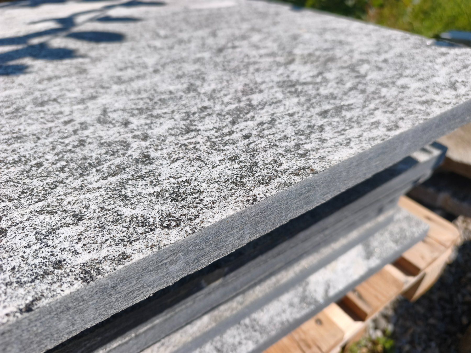 Rivestimenti per pavimenti: Onsernone Gneis Platten – Usato da Beinwil am See venduto da ihregartenwelt 1