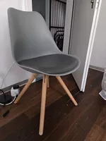 Stuhl grau mit Sitzpolster Holzbeine guter Zustand