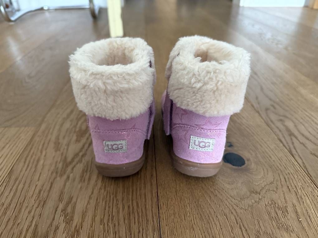Scarpe per ragazze: UGG Mädchen Winterschuhe, Grösse 28.5, Rosa mit Sternen – Usato da Schöfflisdorf venduto da mykonia 1