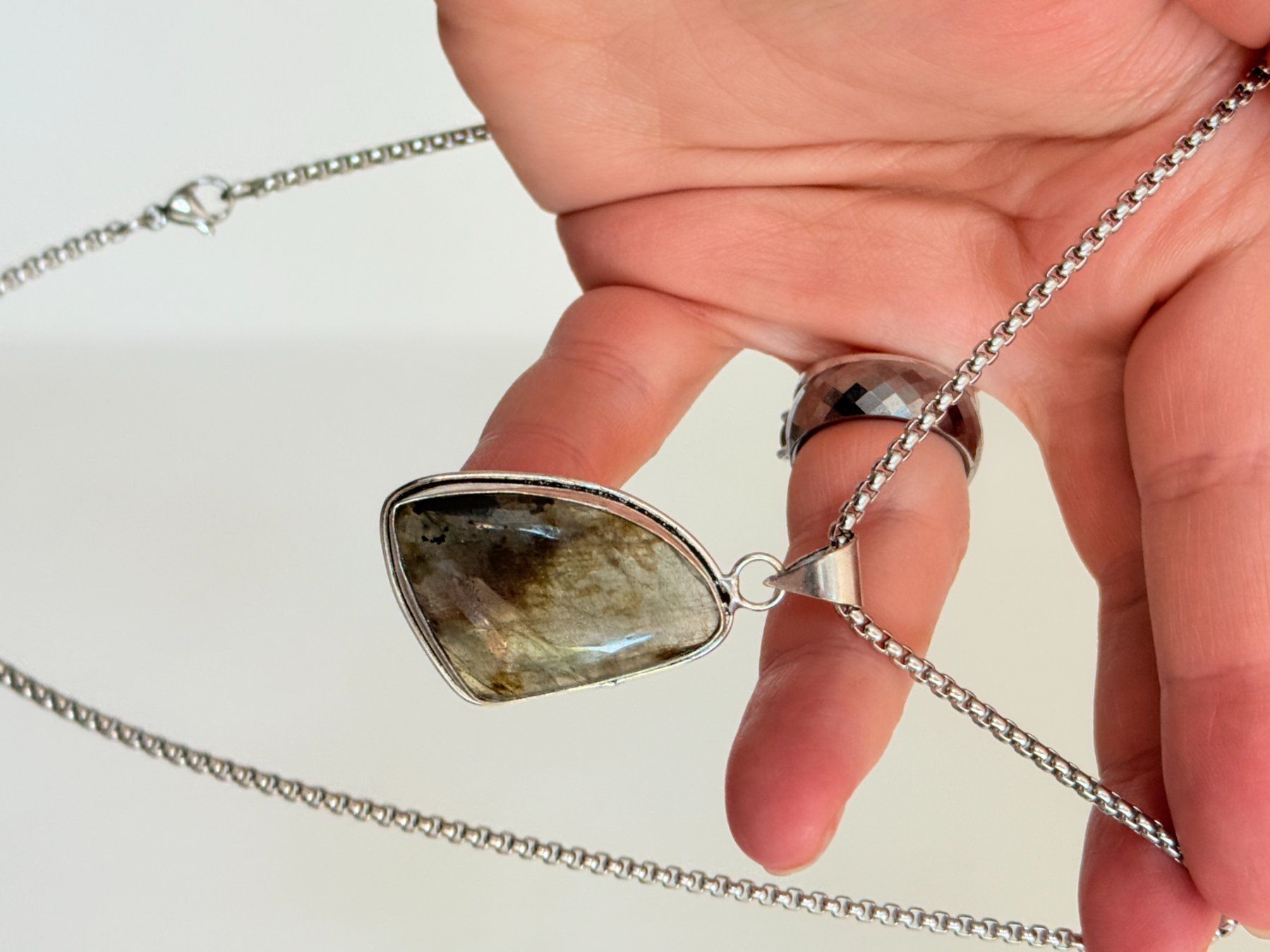 Colliers: Collier Labradorite - Élégance et Mystère 💎 – Neuf avec emballage d'origine à Genève par AWWA 4