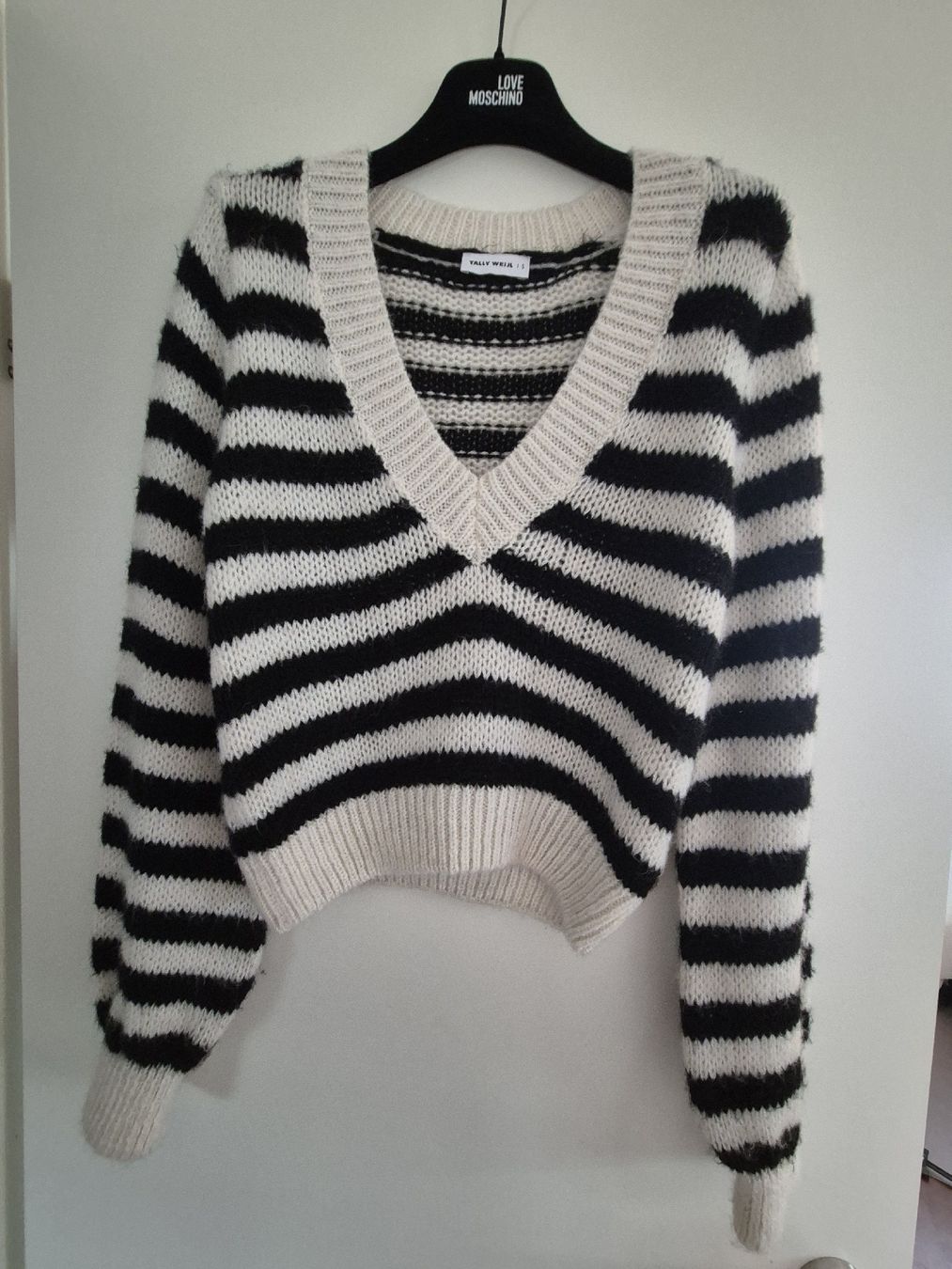 Pullover & Sweatshirts: Schwarz weiss gestreifer Strickpullover – Neu (gemäss Beschreibung) aus Strengelbach von ich1.0