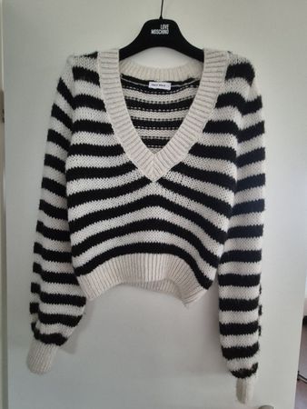 Schwarz weiss gestreifer Strickpullover