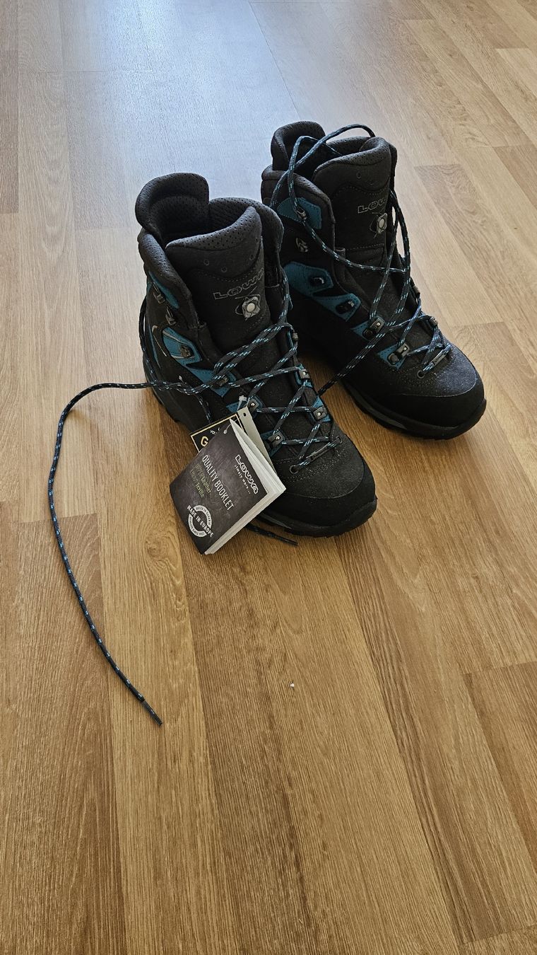 Lowa Scarpe da uomo: neue Wanderschuhe Lowa ungetragen – Nuovo e nell'imballaggio originale da Uster venduto da Ka.hati