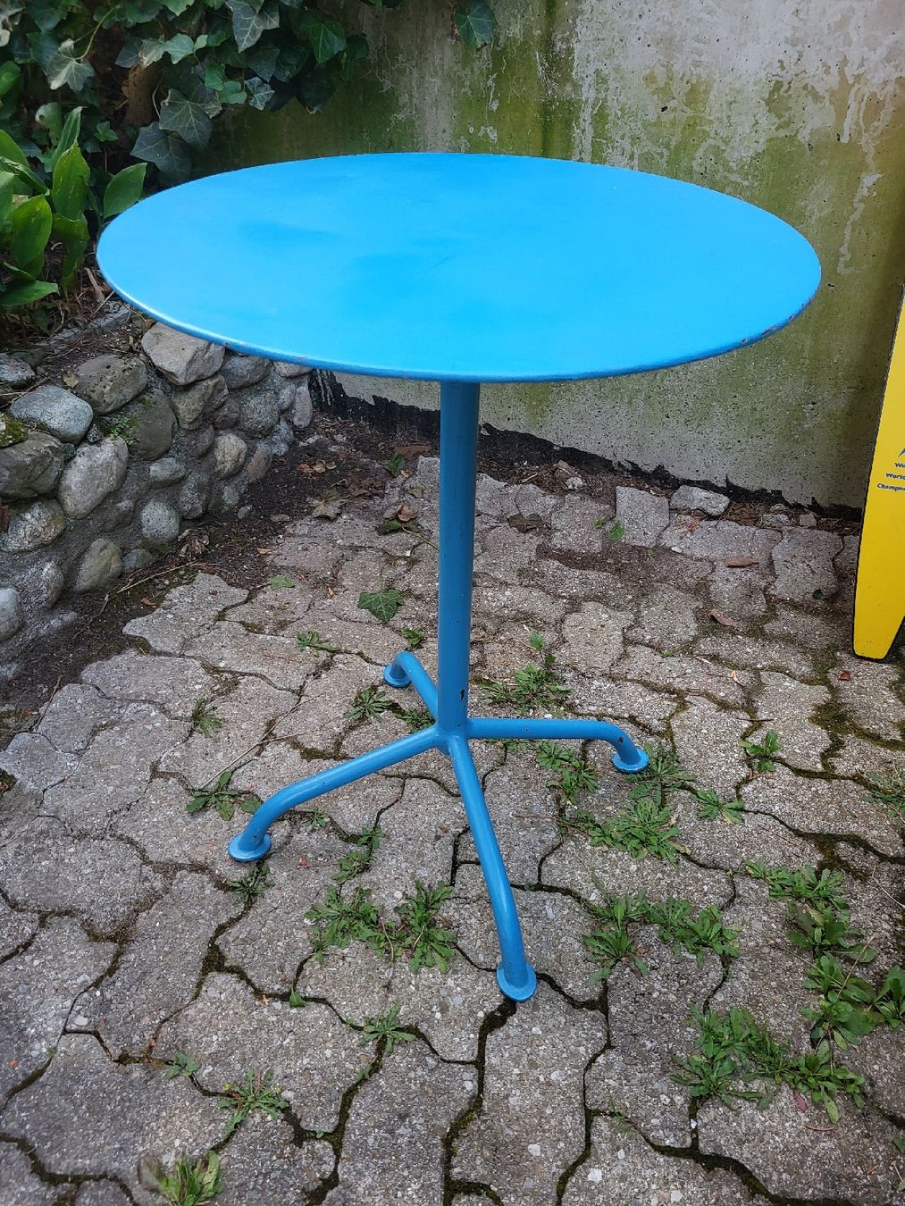 Tavoli: Table ronde Bigla bleue 60cm. / 1950er. – Usato da Vevey venduto da oldiz
