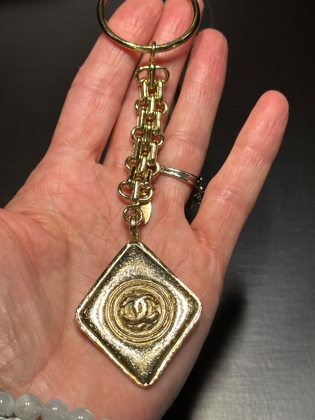 Chanel Schlüsselanhänger & - bänder: Porte clés Chanel – Gebraucht aus St Maurice von maloro 2