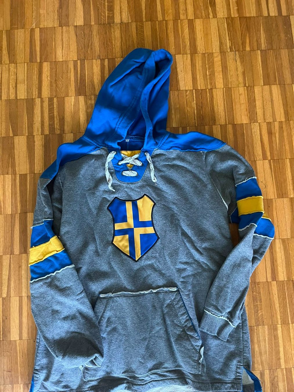 Maglioni & Felpe: HC Davos Kapuzenpullover Grösse XXL – Usato da Küssnacht am Rigi venduto da Fueuerli