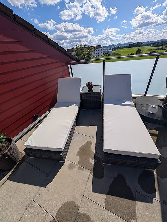 Chaises longues: Liegestühle und Tisch – D'occasion à Bettwiesen par lala8