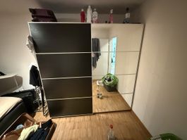 Grosser Schwebetürenschrank mit Spiegel - Guter Zustand