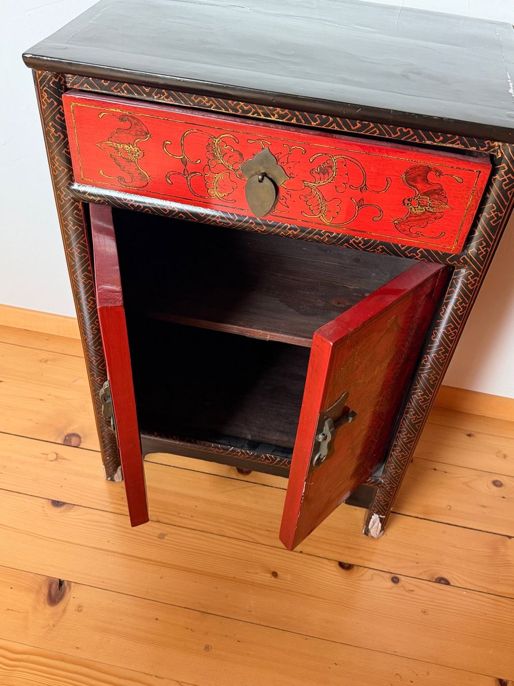 Cassettiere: Asiatische Kommode, rot-schwarz, antik – Usato da Wil SG venduto da Diomaiuta61 6