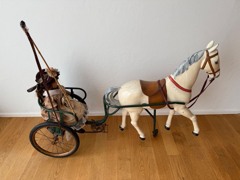 Antike Pferdekutsche mit Puppe, Spielzeug 5