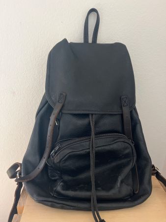 Schwarzer Leder-Rucksack vom Fachgeschäft