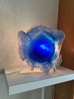 Glasskulptur blau mit Licht