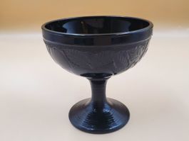 Coupe sur pied en verre noir, motif de fruits