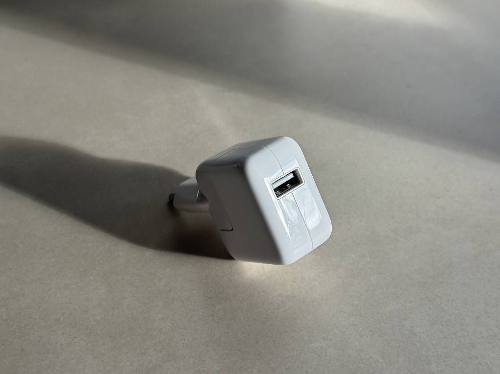 Caricabatterie: Apple Ladegerät & Kabel USB 10W – Usato da Neuhausen am Rheinfall venduto da aleksandar.venco 1