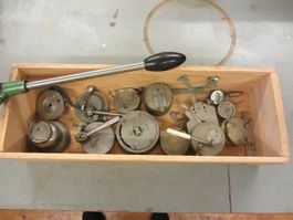 Alte Holzkiste mit Werkzeug, Horlogerie Suisse