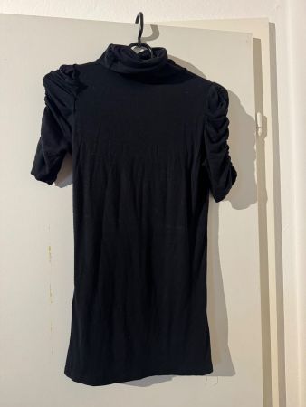 schwarzes Rollkragenshirt mit Puffärmeln, S
