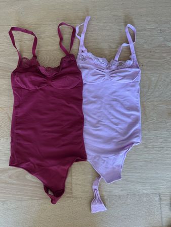 2 creamy fabrics Bodys mit Spitze lila und bordeaux