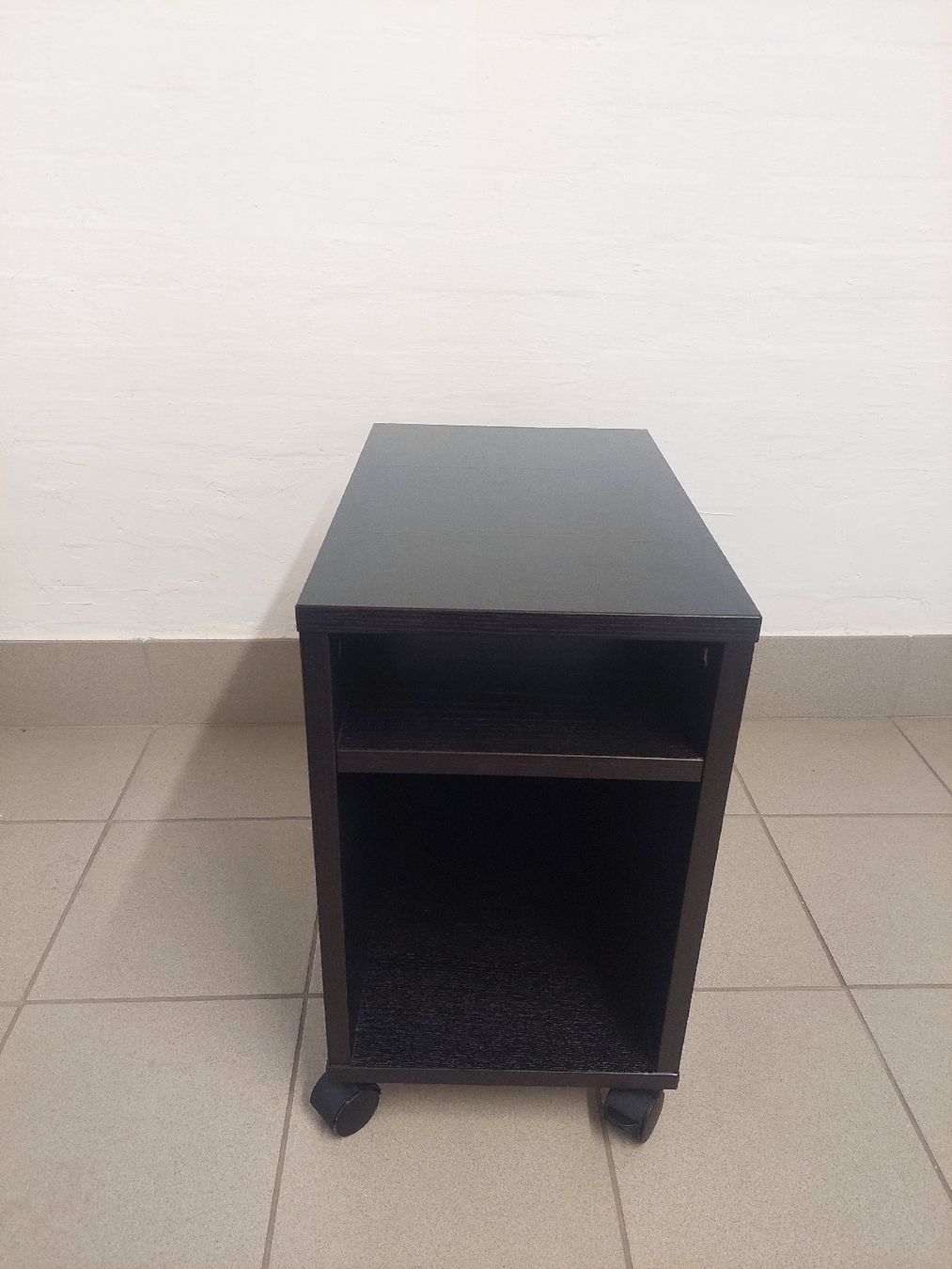 Ikea Comodini: Ikea Oltedal Nachttisch Schwarz mit Rädern – Usato da Winterthur venduto da ale_t766