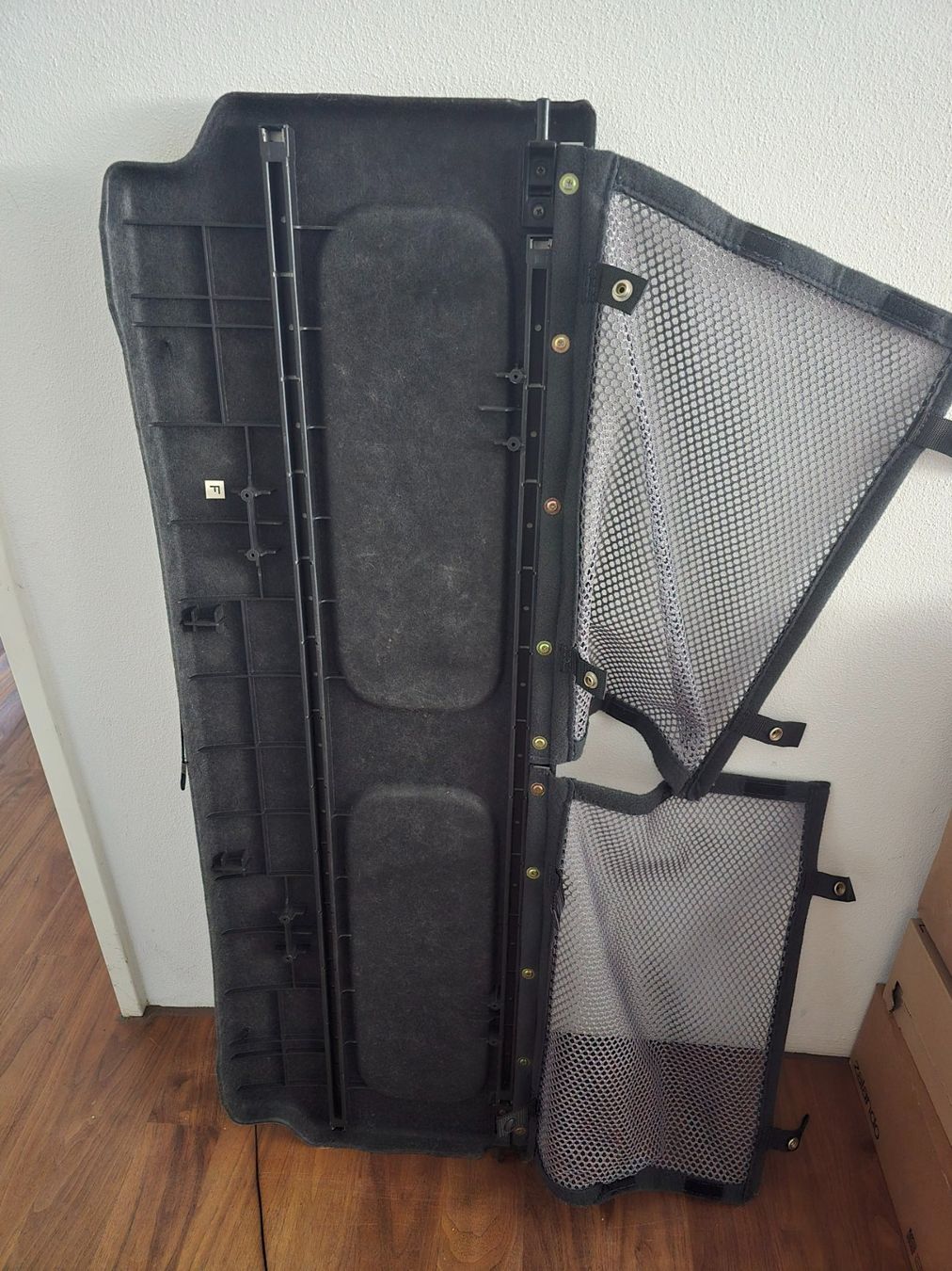 Porsche Tutti pezzi di ricambio auto: Original Porsche Macan Hutablage / Laderaumabdeckung – Usato da Zürich venduto da funkmonkey 1