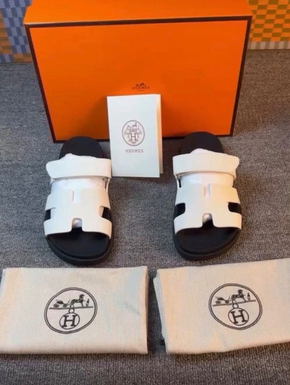 Hermès Damenschuhe: Sandale Chypre Hermes White/Black – Neu und originalverpackt aus Courrendlin von Lw_Resell